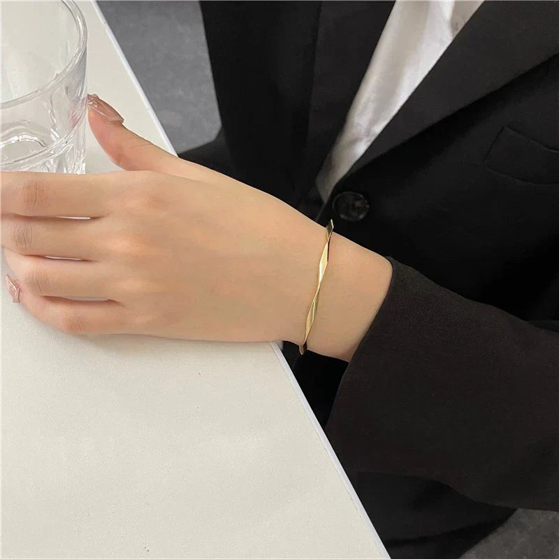 Elara - Elegant Twist Bracelet