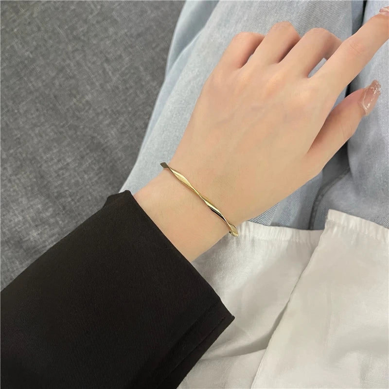 Elara - Elegant Twist Bracelet