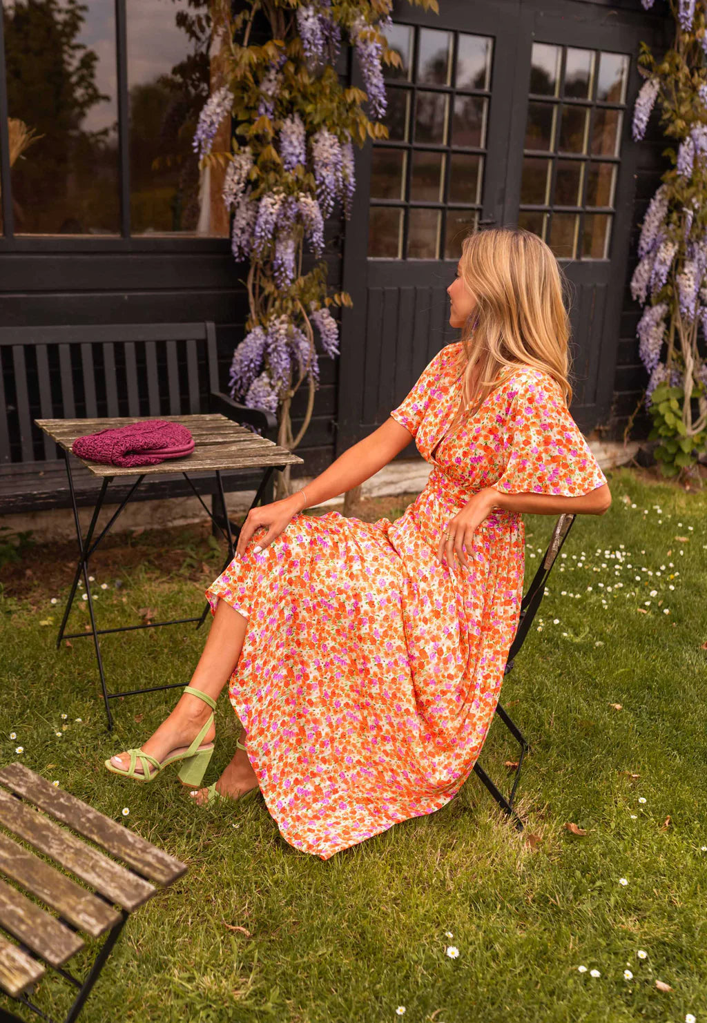Sampaio - Elegant V-Neck Dress With Floral Print